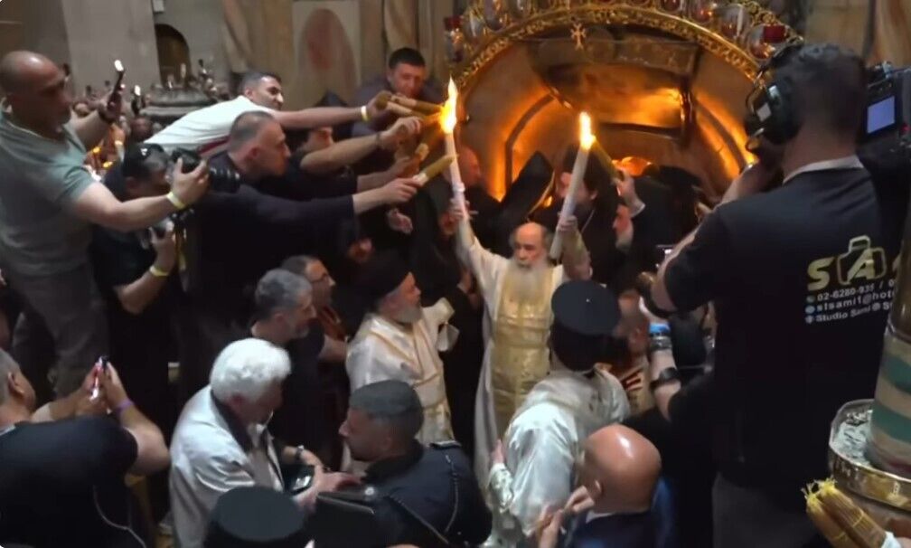 В Храме Гроба Господня сошел Благодатный огонь. Фото и видео