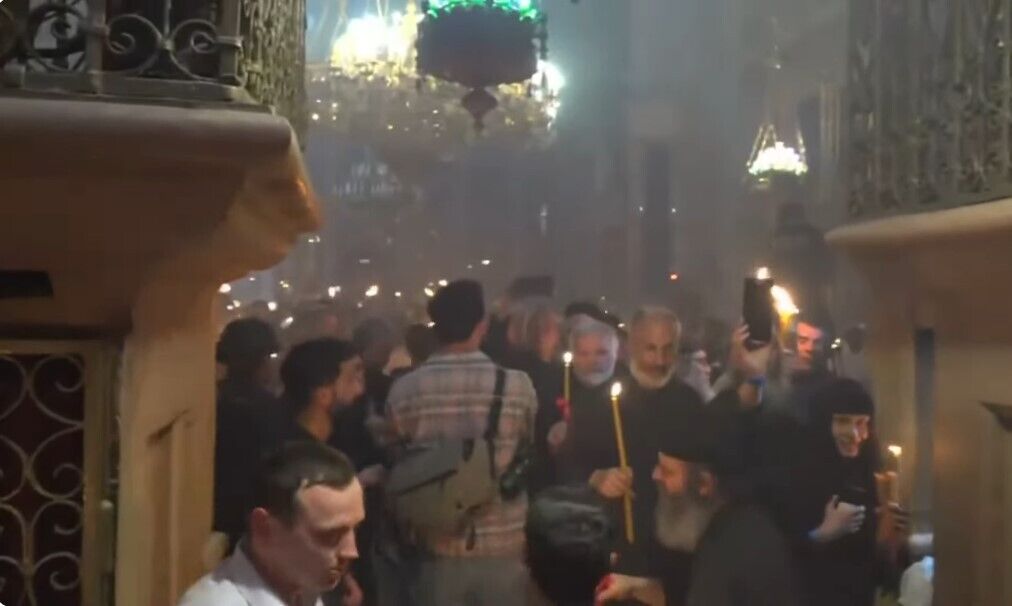 В Храме Гроба Господня сошел Благодатный огонь. Фото и видео