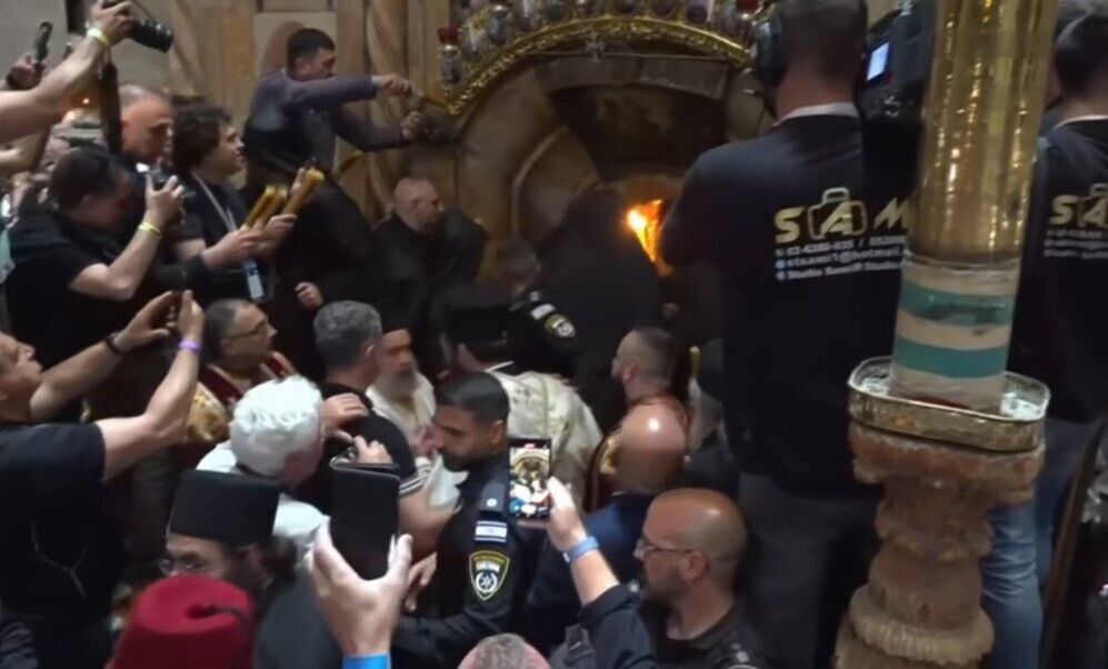 В Храме Гроба Господня сошел Благодатный огонь. Фото и видео