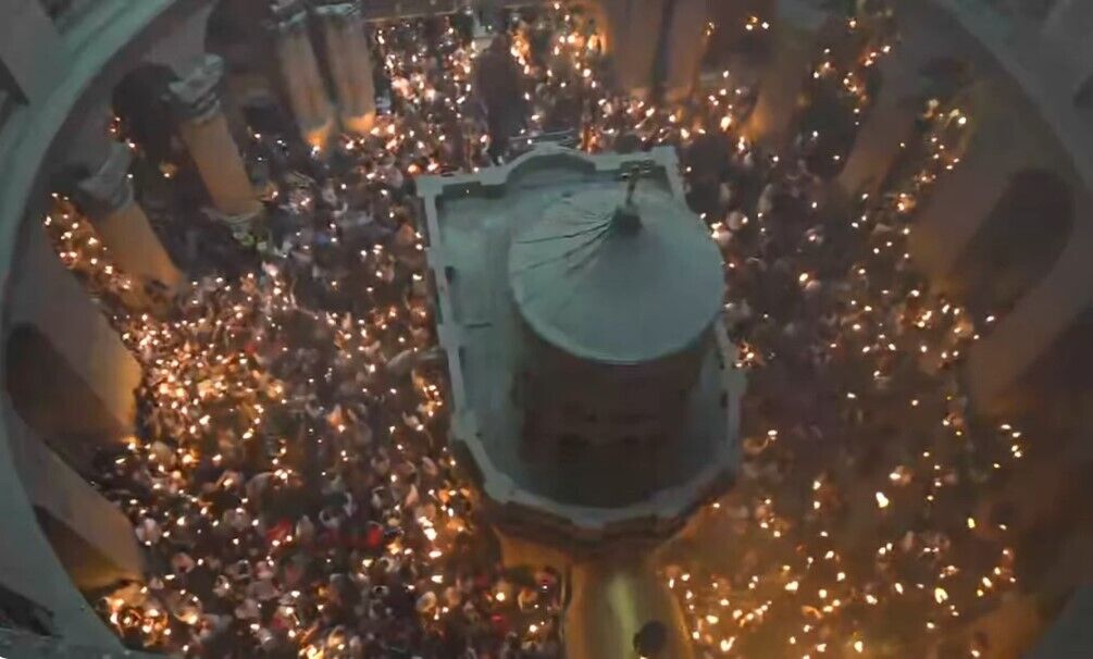 В Храме Гроба Господня сошел Благодатный огонь. Фото и видео