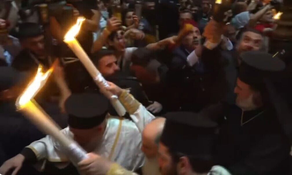 В Храме Гроба Господня сошел Благодатный огонь. Фото и видео