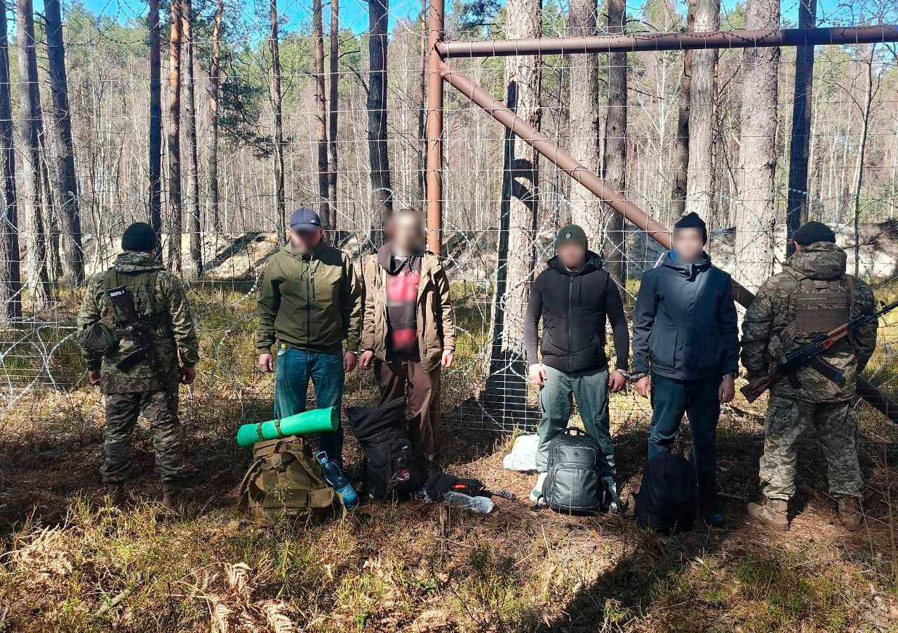 На Волині прикордонники затримали шістьох чоловіків, які хотіли незаконно перетнути кордон: що їм загрожує