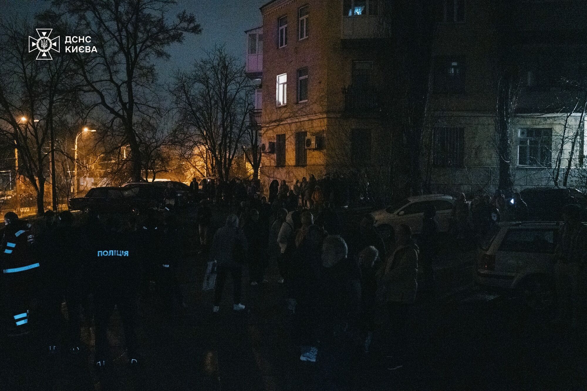 У Києві на верхніх поверхах гуртожитку горіли електрощитові: евакуювали десятьох осіб. Подробиці та фото