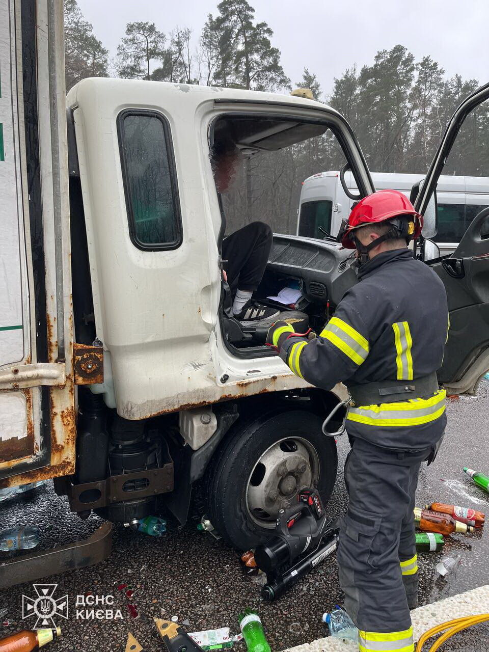 В Киеве столкнулись два грузовика: одного из пострадавших из авто деблокировали спасатели. Фото