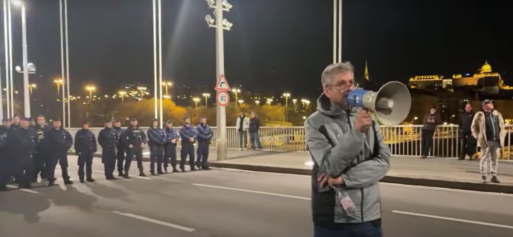 В Будапеште тысячи венгров вышли на протест из-за запрета ежегодных ЛБГТ-маршей. Фото и видео