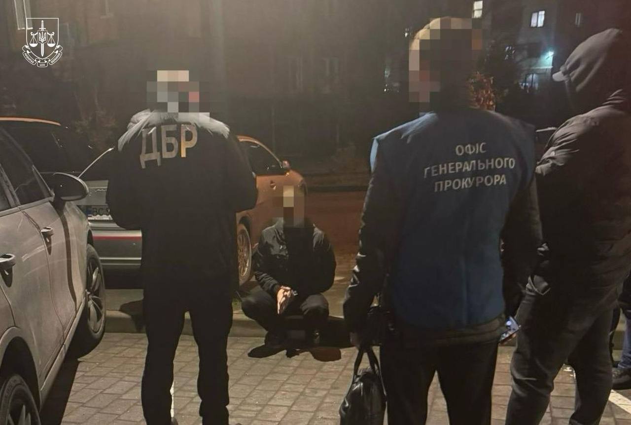Требовал деньги за закрытие производства: на взятке разоблачили одного из прокуроров Львовщины. Фото