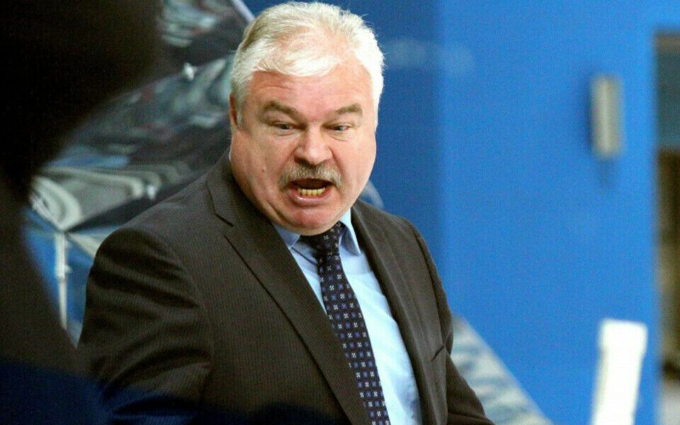 Бывший тренер сборной РФ по хоккею заявил, что "завтра Россию все будут в попу целовать" и получил ответку в сети