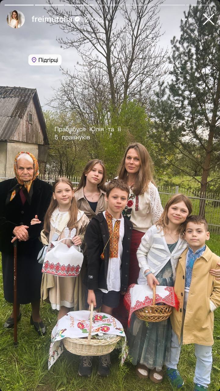 Ребрик із доньками у рожевих вишиванках, а СолоХа із вагітним животиком: зірки показали свої образи на Великдень та святкові кошики