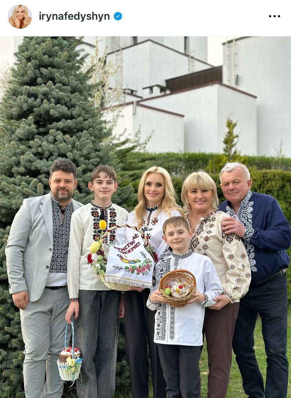 Ребрик із доньками у рожевих вишиванках, а СолоХа із вагітним животиком: зірки показали свої образи на Великдень та святкові кошики