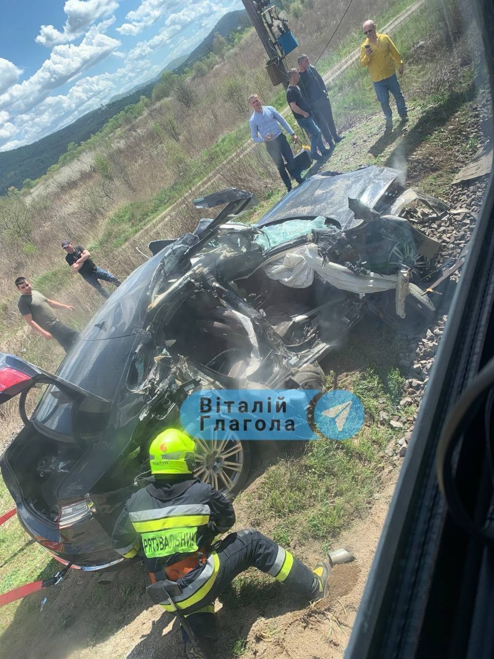 На Закарпатье поезд превратил Audi в металлолом: люди чудом уцелели. Фото