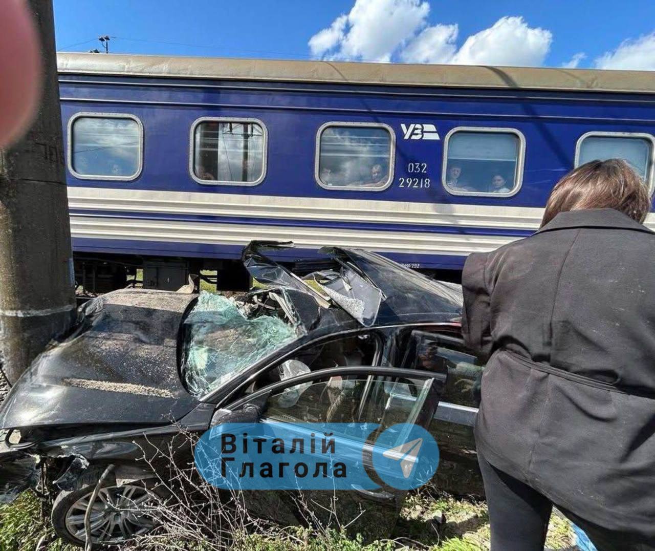 На Закарпатье поезд превратил Audi в металлолом: люди чудом уцелели. Фото