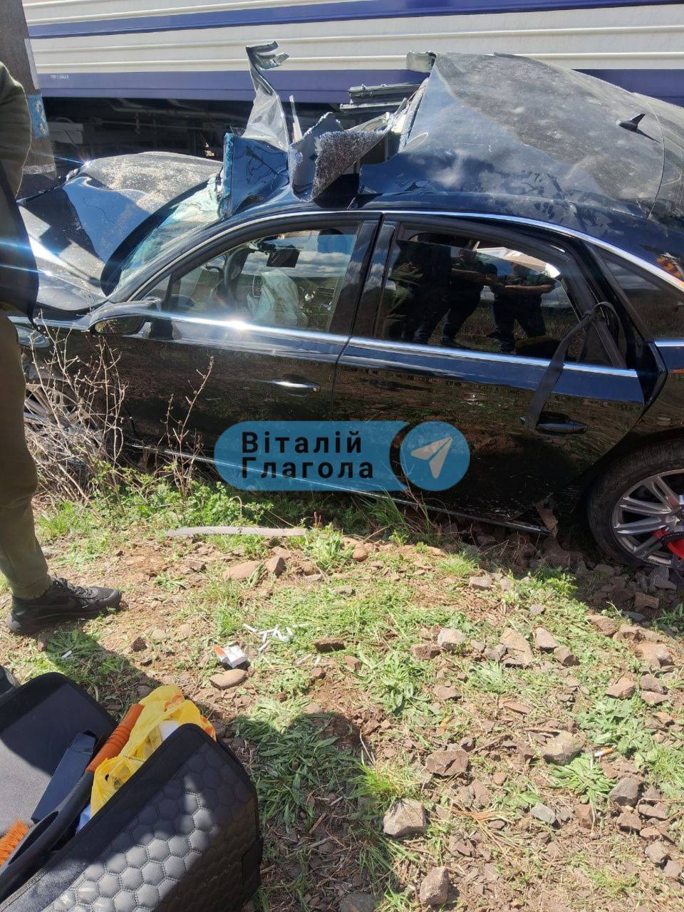 На Закарпатье поезд превратил Audi в металлолом: люди чудом уцелели. Фото