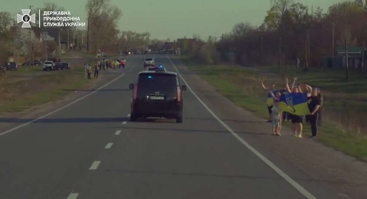 "Господи, дай мені сили": опубліковано щемливе відео з поверненням українців із полону РФ 