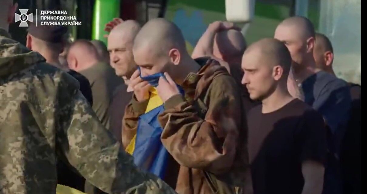 "Господи, дай мені сили": опубліковано щемливе відео з поверненням українців із полону РФ 