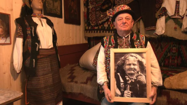 "Зірка Карпат" Чукутиха: "Стара гуцулка", що підкорила Париж