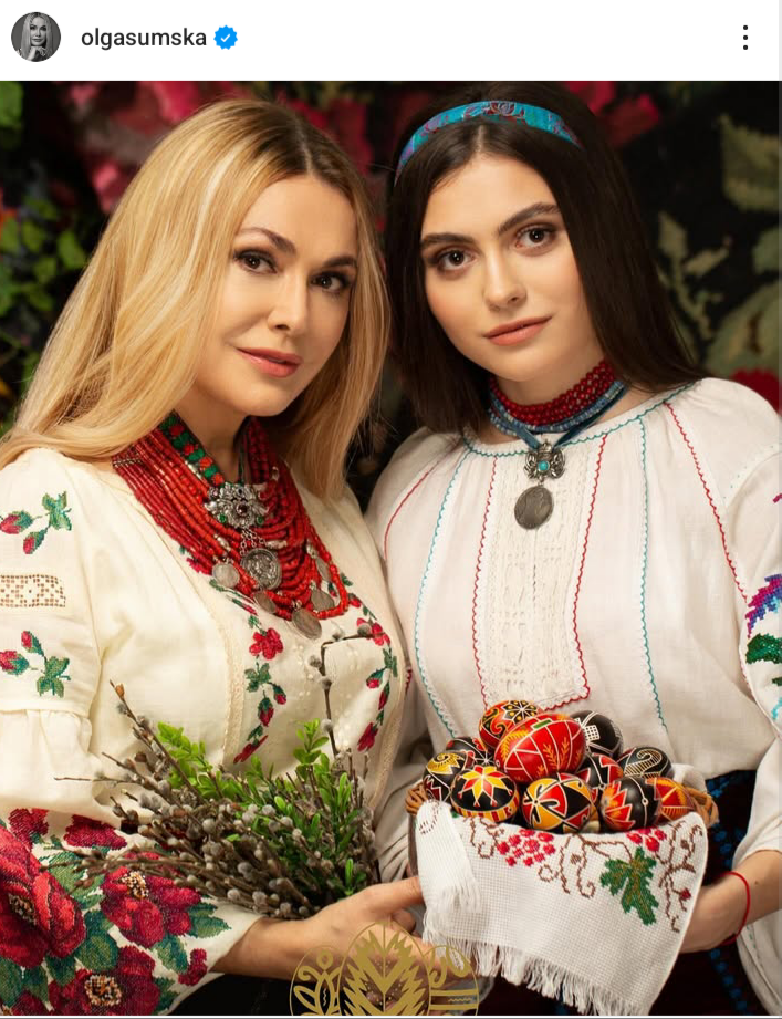 Ребрик із доньками у рожевих вишиванках, а СолоХа із вагітним животиком: зірки показали свої образи на Великдень та святкові кошики