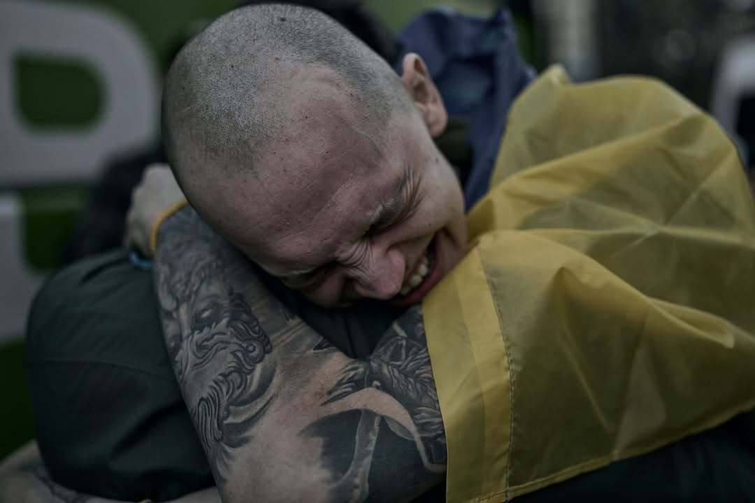 Звільнений з полону воїн розплакався, побачивши свого кумира Ярмака: репер теж не стримав сліз. Зворушливе відео