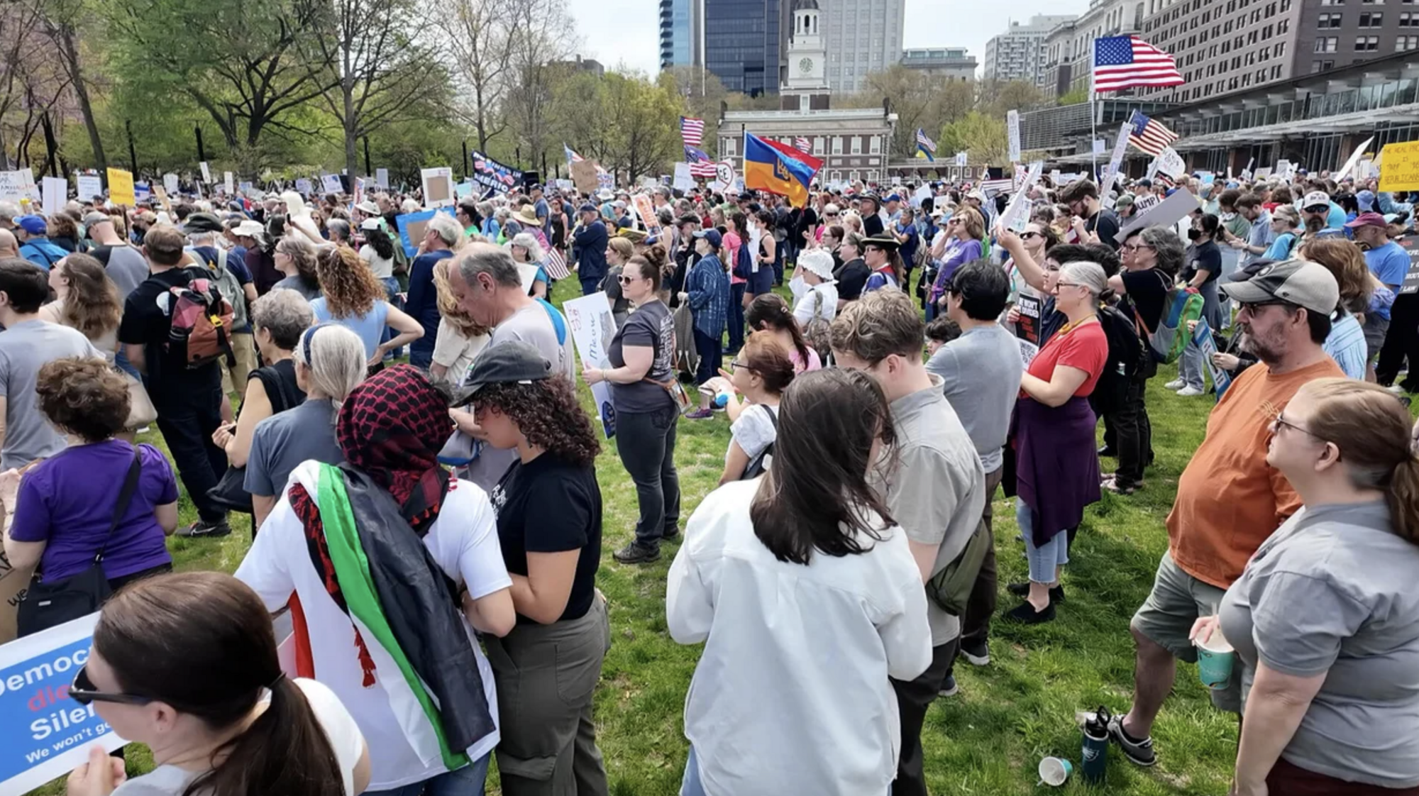 У США тисячі людей вийшли на протести проти політики Трампа: чого вони вимагали. Фото