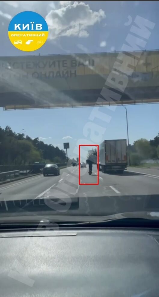 Обганяв авто: у Києві чоловік на електросамокаті їхав Броварським шосе на великій швидкості. Відео