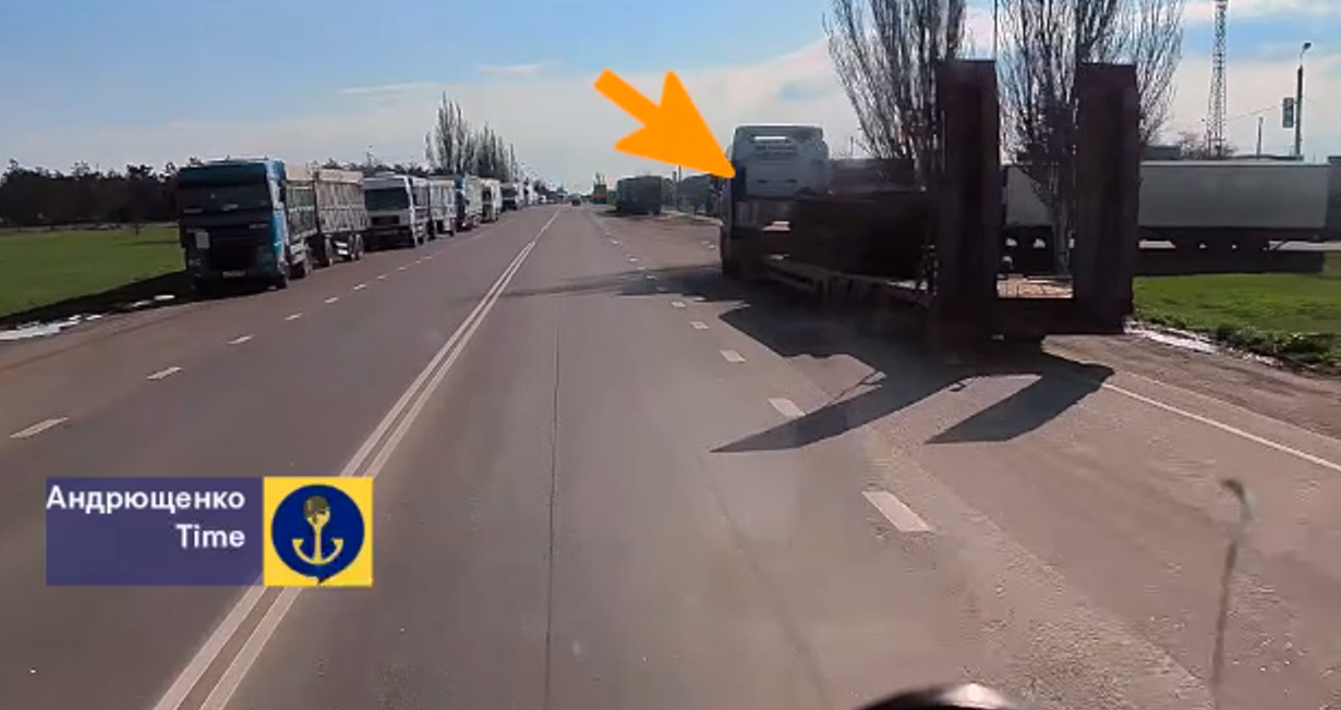 Окупанти через Приморськ перекидають живу силу, БК і техніку в напрямку Токмак – Пологи. Відео 