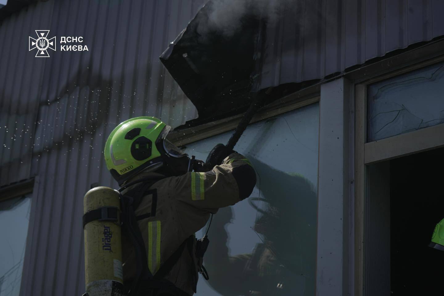 Дим було видно здалеку: у Києві сталась пожежа в одному з бізнес-центрів. Подробиці, фото та відео