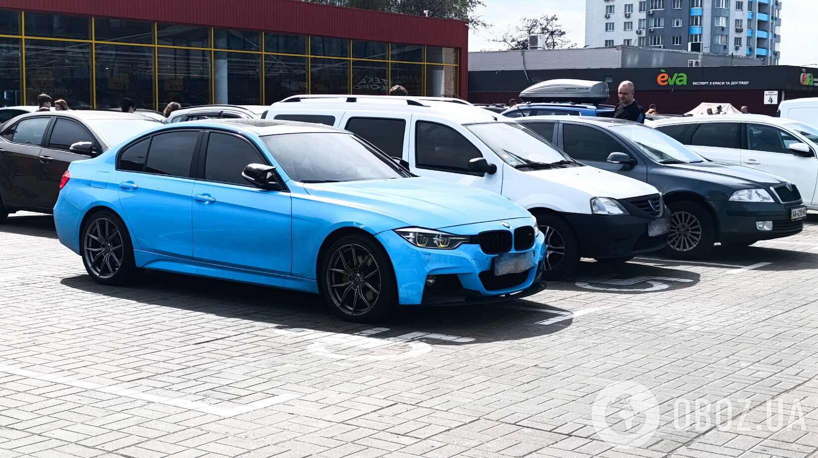 В Киеве "герой парковки" оставил BMW сразу на двух местах для людей с инвалидностью. Фото
