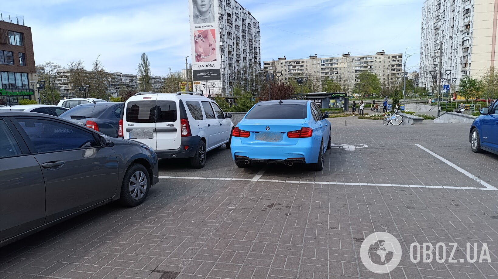 В Киеве "герой парковки" оставил BMW сразу на двух местах для людей с инвалидностью. Фото