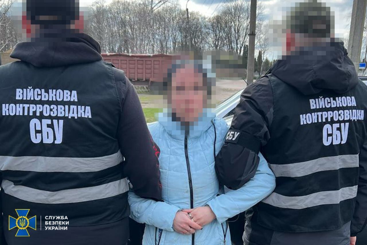 Встановлювала "відеопастки": СБУ затримала зрадницю, яка коригувала удари РФ по ешелонах ЗСУ на Чернігівщині. Фото 