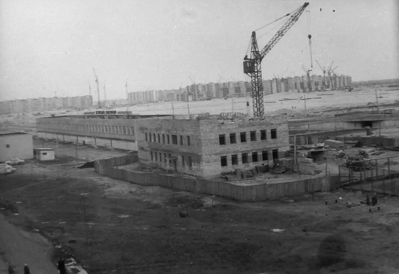 Суцільні піски та будівельні крани: у мережі опублікували унікальні фото Оболоні в Києві 1980-х років