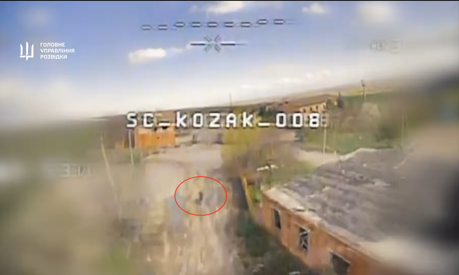 Російський окупант тікає від FPV-дрона на мотоциклі