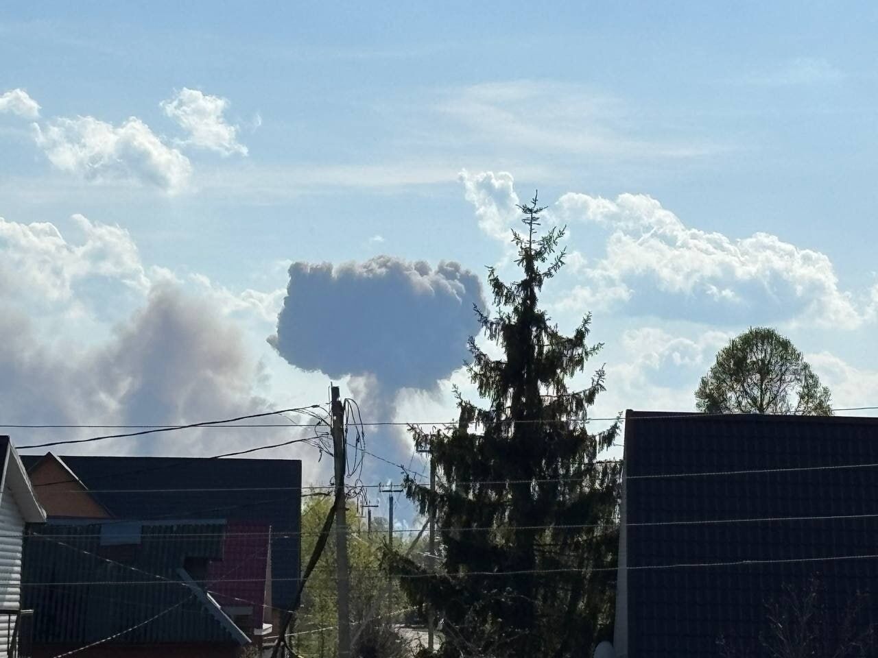 У Володимирській області РФ вибухнув один із найбільших складів із боєприпасами: влада оголосила евакуацію населення. Фото й відео