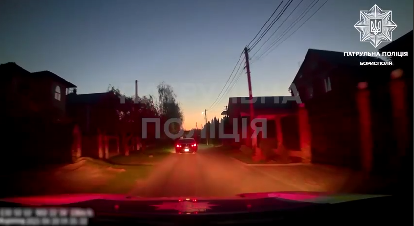 Під Києвом підліток, тікаючи від патрульних на авто, протаранив паркан. Подробиці та відео