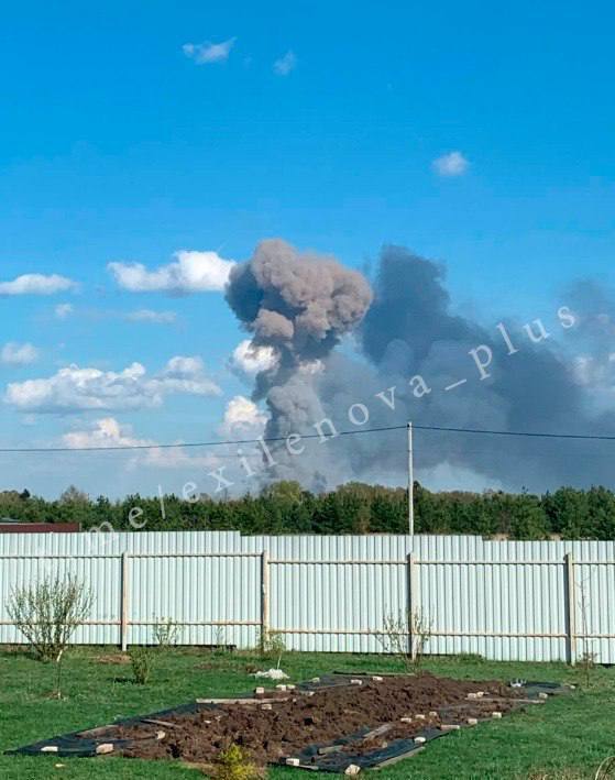 У Володимирській області РФ вибухнув один із найбільших складів із боєприпасами: влада оголосила евакуацію населення. Фото й відео