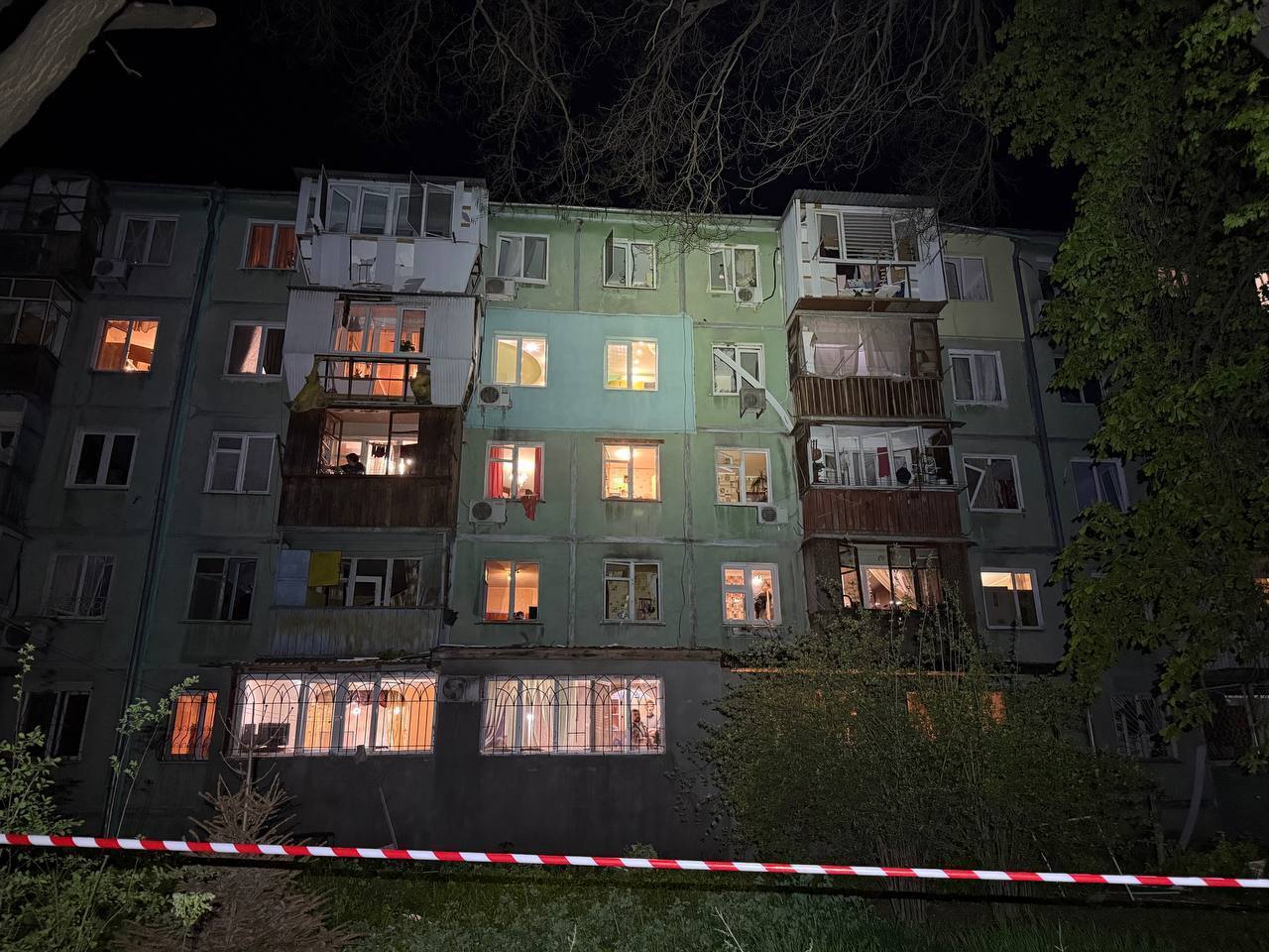 Росія атакувала Одесу "Шахедами", у місті спалахнула пожежа: постраждали три людини. Фото
