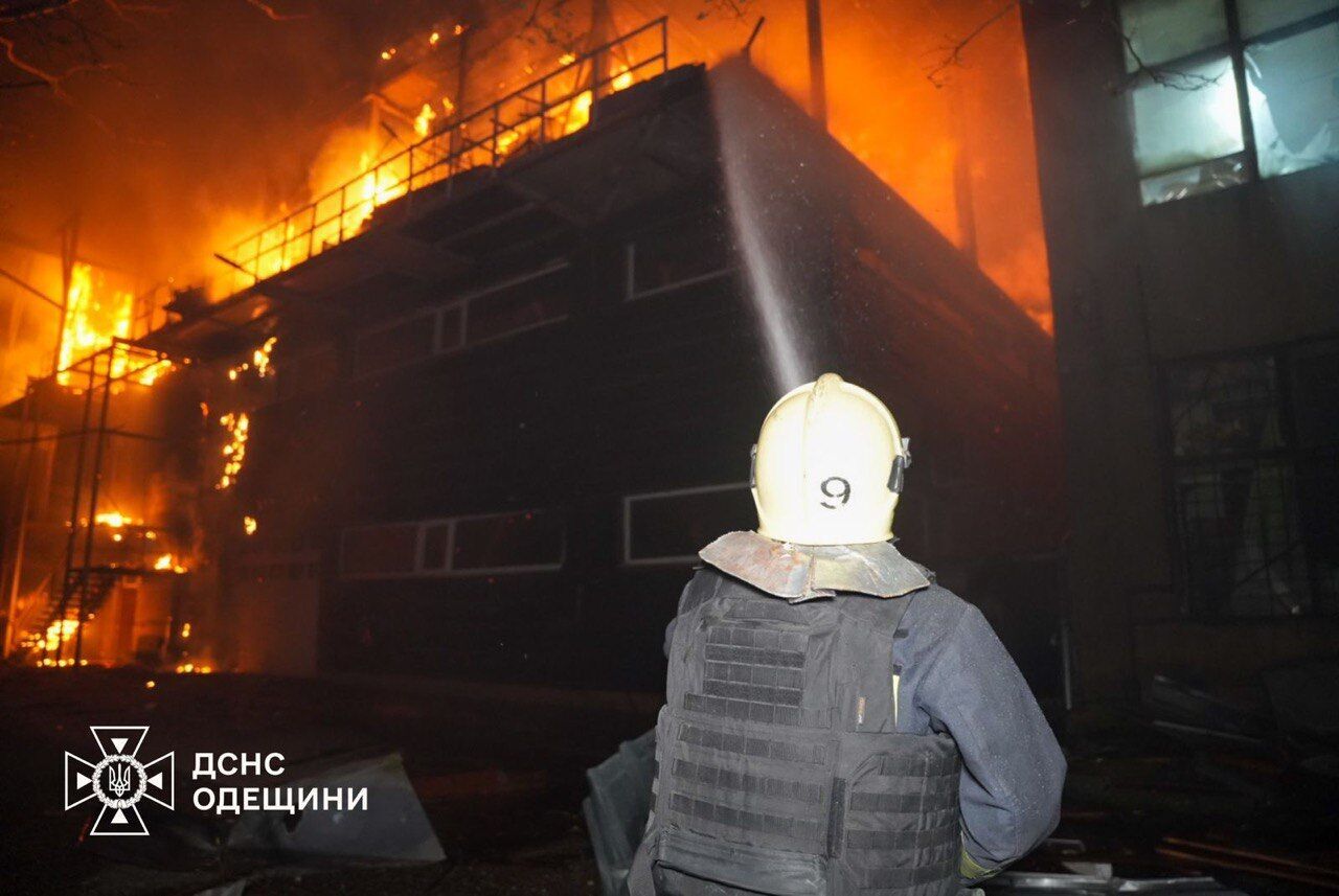 Росія атакувала Одесу "Шахедами", у місті спалахнула пожежа: постраждали три людини. Фото