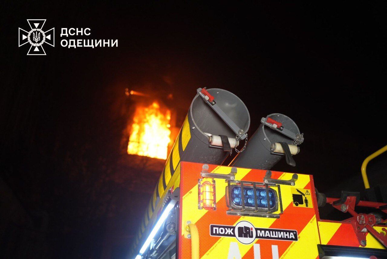 Росія атакувала Одесу "Шахедами", у місті спалахнула пожежа: постраждали три людини. Фото