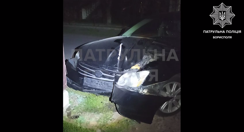 Під Києвом підліток, тікаючи від патрульних на авто, протаранив паркан. Подробиці та відео