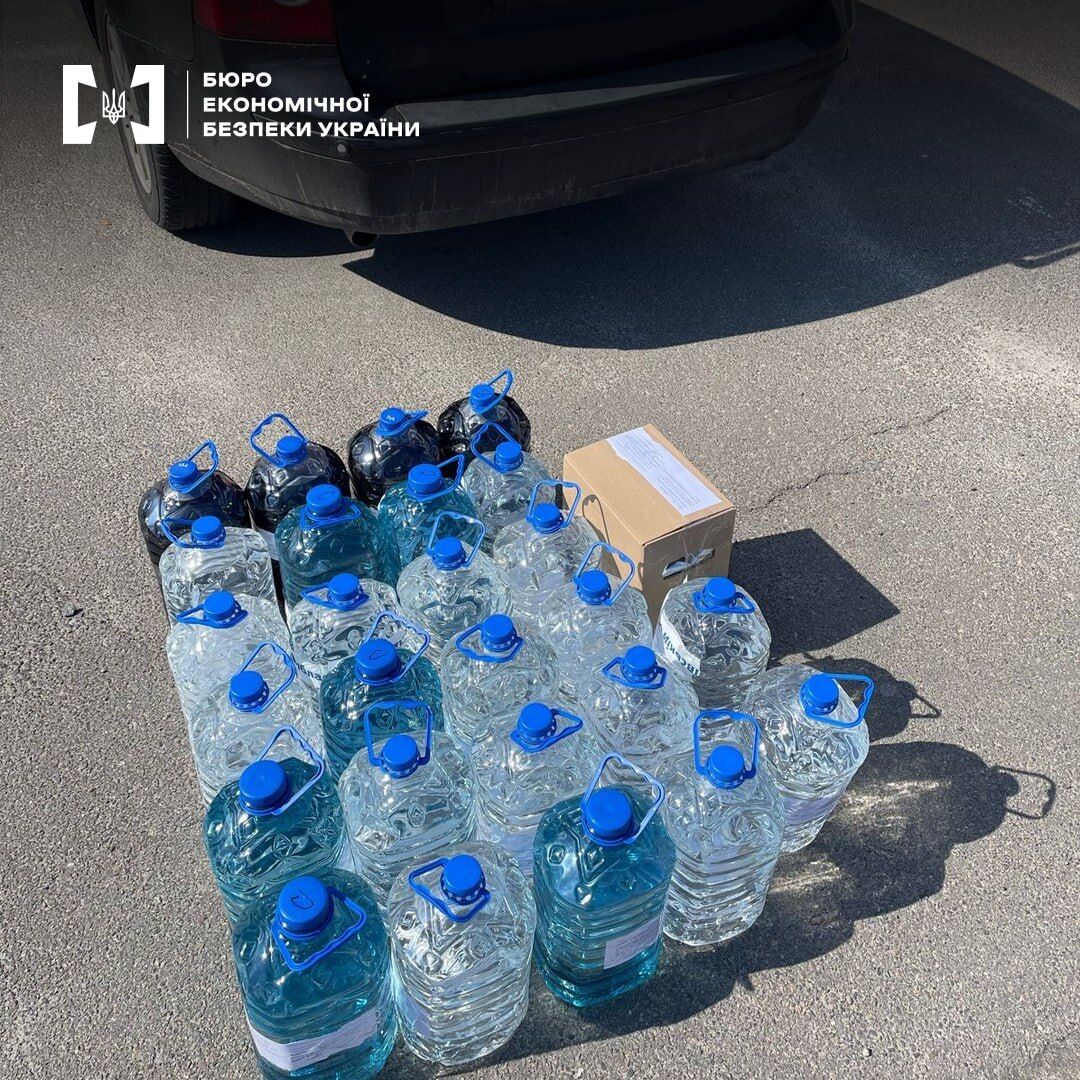 У справі провели обшуки