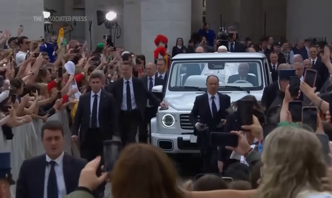 Знаменитый папамобиль: как выглядят авто, которые уже 100 лет используют Папы Римские