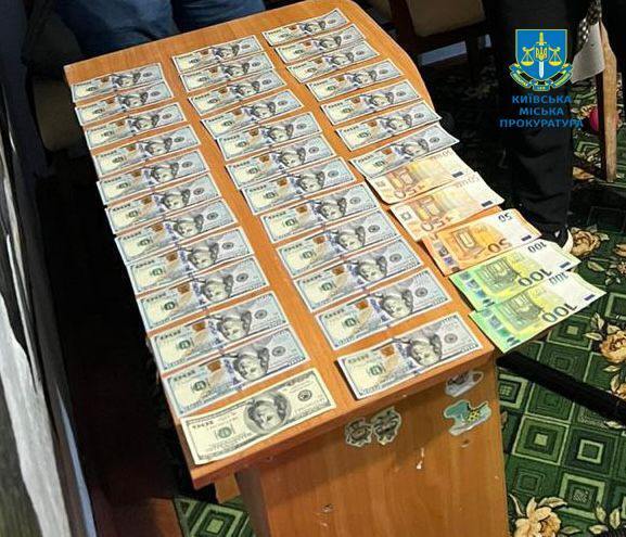 За гроші робили ухилянтів багатодітними батьками задля виїзду за кордон: у Києві судитимуть зловмисників. Фото