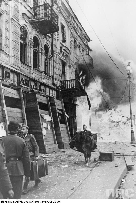 Выстраивались очереди: история и фото культового женского магазина "Фарфор-Фаянс" в центре Киева