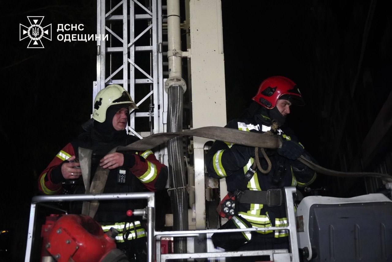 Росія атакувала Одесу "Шахедами", у місті спалахнула пожежа: постраждали три людини. Фото