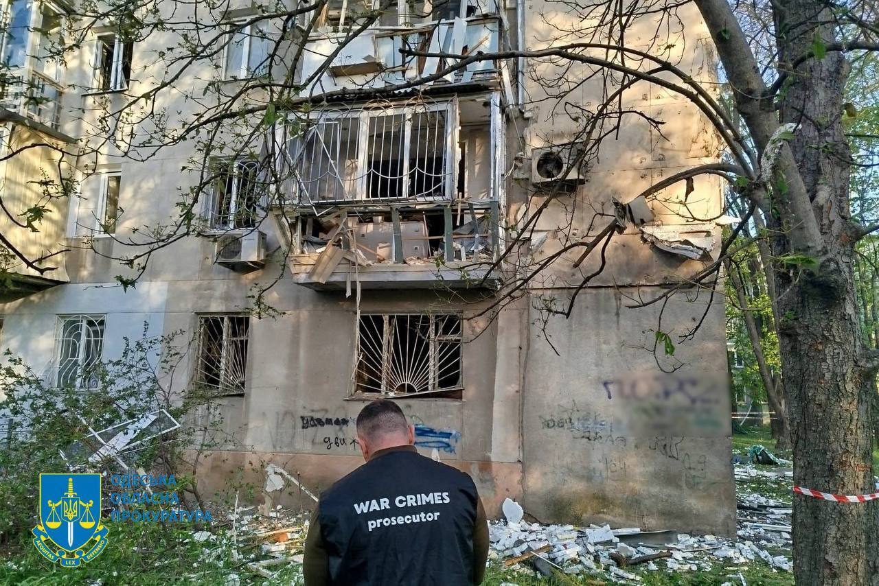 Росія атакувала Одесу "Шахедами", у місті спалахнула пожежа: постраждали три людини. Фото