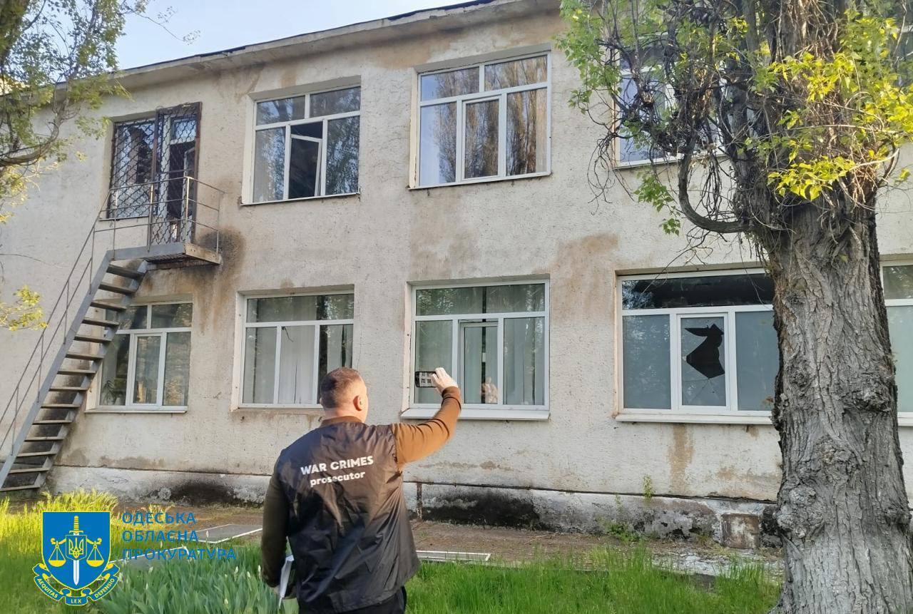 Росія атакувала Одесу "Шахедами", у місті спалахнула пожежа: постраждали три людини. Фото