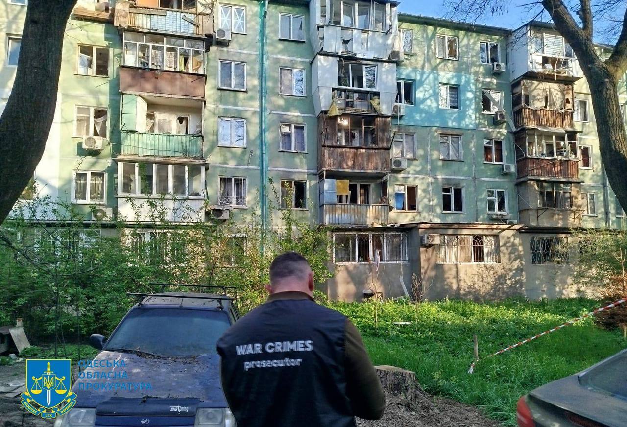 Росія атакувала Одесу "Шахедами", у місті спалахнула пожежа: постраждали три людини. Фото