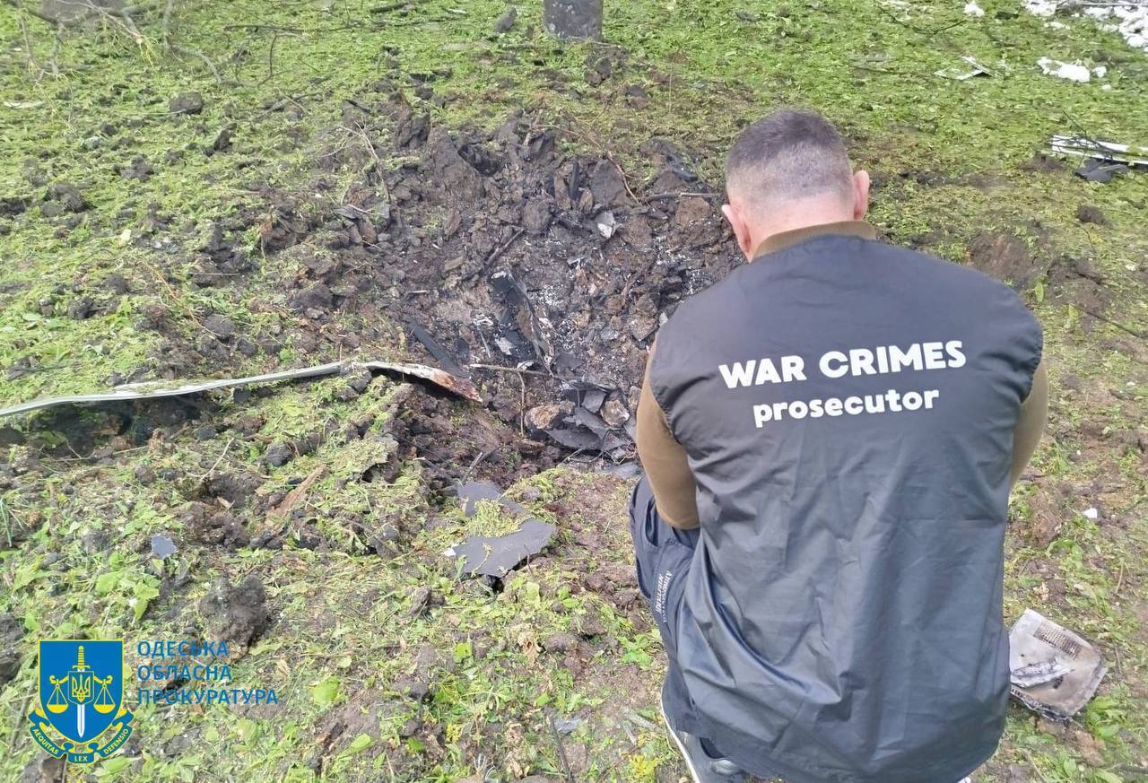 Росія атакувала Одесу "Шахедами", у місті спалахнула пожежа: постраждали три людини. Фото