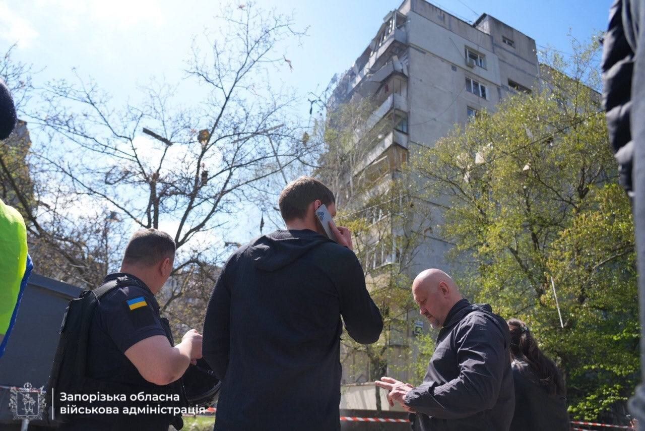 Окупанти завдали удару по Запоріжжю: пошкоджено багатоповерхівку, загинула жінка, серед постраждалих – діти. Фото й відео