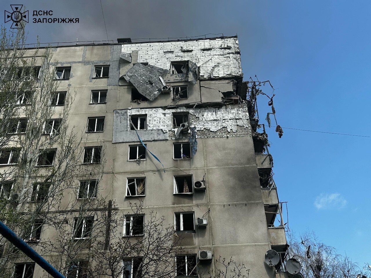 Окупанти завдали удару по Запоріжжю: пошкоджено багатоповерхівку, загинула жінка, серед постраждалих – діти. Фото й відео
