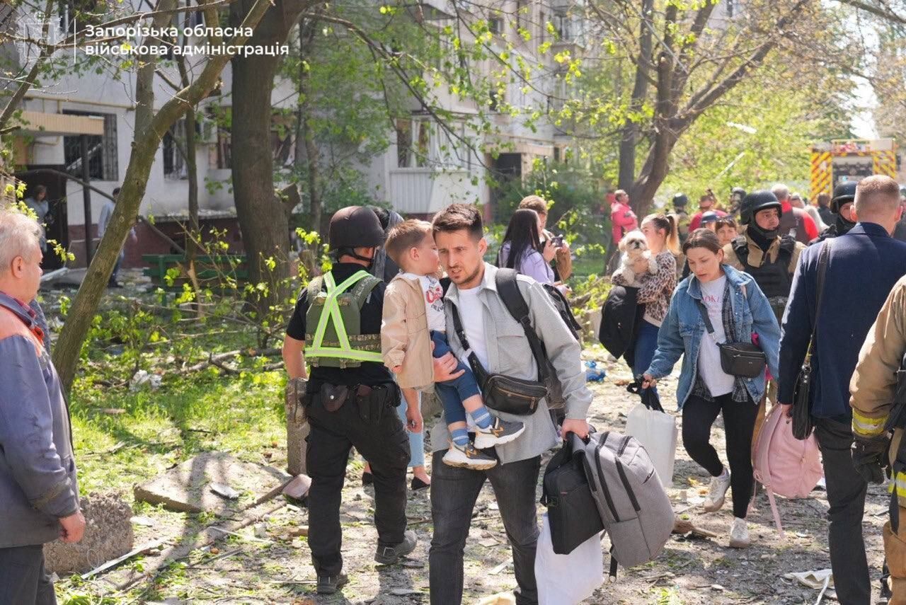 Окупанти завдали удару по Запоріжжю: пошкоджено багатоповерхівку, загинула жінка, серед постраждалих – діти. Фото й відео