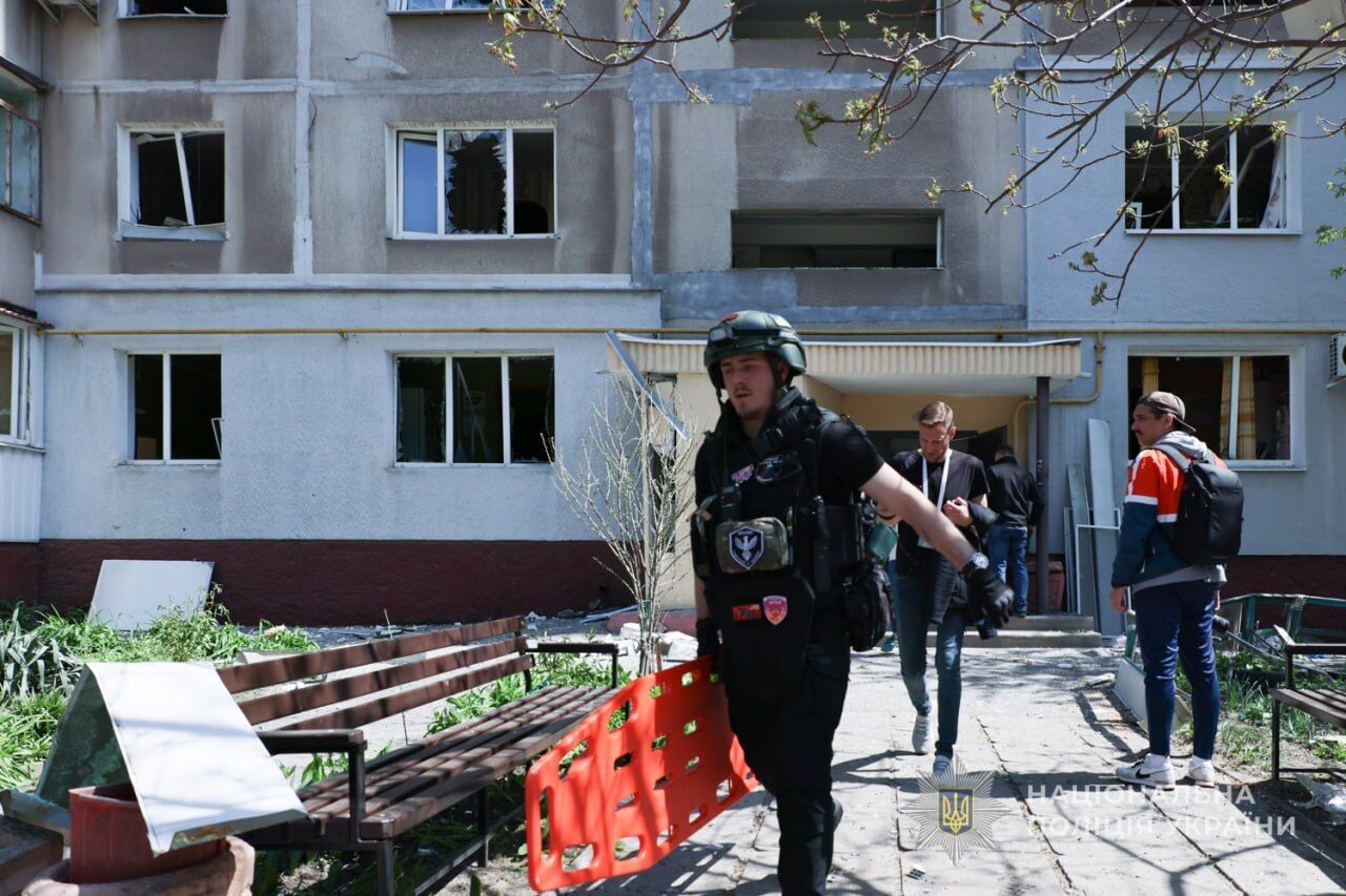Окупанти завдали удару по Запоріжжю: пошкоджено багатоповерхівку, загинула жінка, серед постраждалих – діти. Фото й відео